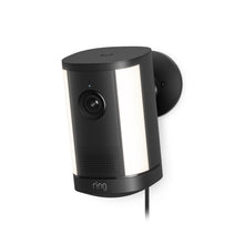 Ring Spotlight Camera Plus Plug-in zwart met verstelbare montagebeugel op een neutrale achtergrond